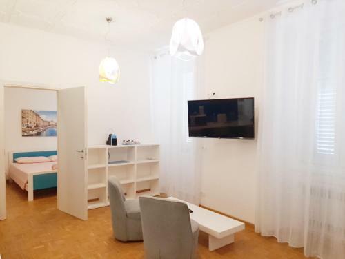 Hostal Trieste Center Rooms & Apartments