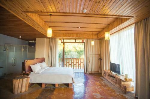 Mogan Mountain West House Hotel