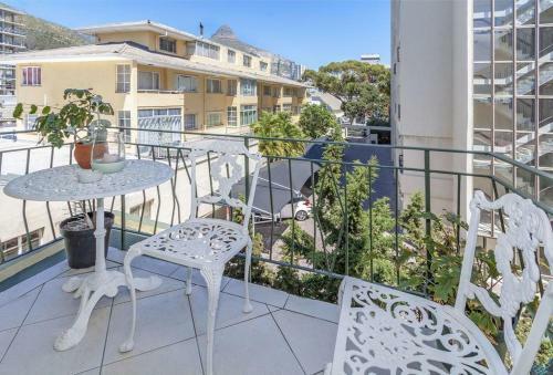 Cosy And Classy Sea Point Apartment