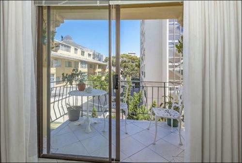 Cosy And Classy Sea Point Apartment