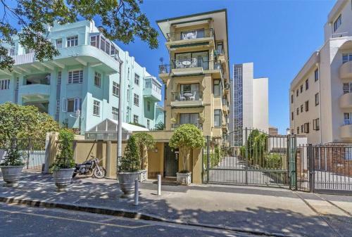 Cosy And Classy Sea Point Apartment
