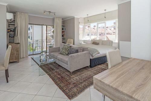 Cosy And Classy Sea Point Apartment
