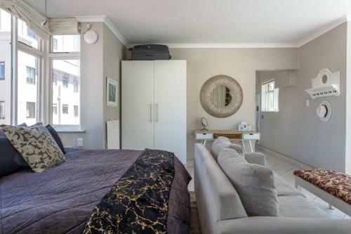 Cosy And Classy Sea Point Apartment