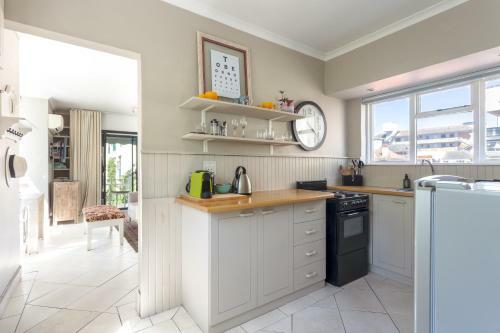 Cosy And Classy Sea Point Apartment