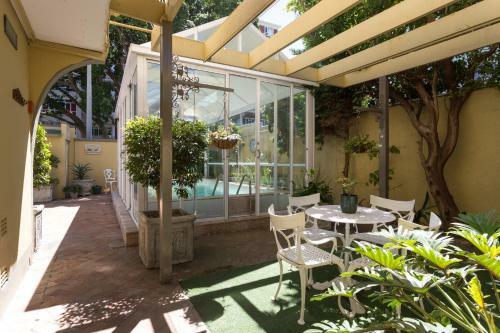 Cosy And Classy Sea Point Apartment