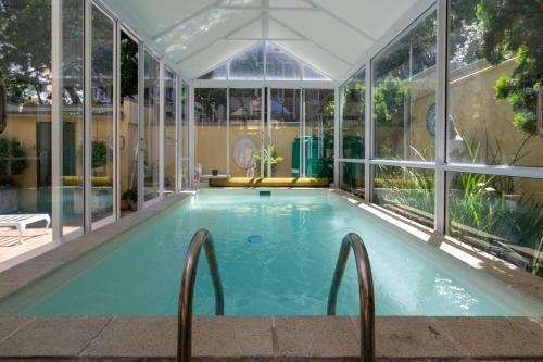 Cosy And Classy Sea Point Apartment