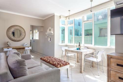 Cosy And Classy Sea Point Apartment