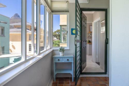 Cosy And Classy Sea Point Apartment