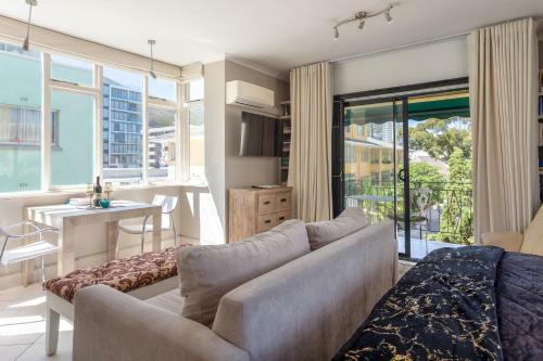 Cosy And Classy Sea Point Apartment