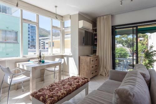 Cosy And Classy Sea Point Apartment
