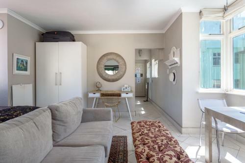 Cosy And Classy Sea Point Apartment