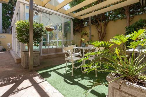 Cosy And Classy Sea Point Apartment