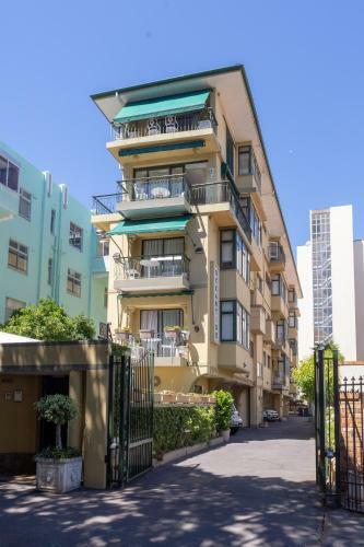 Cosy And Classy Sea Point Apartment