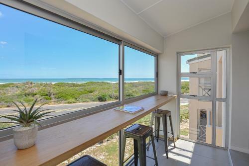 Beautiful Big Bay Apartment In Beach Club
