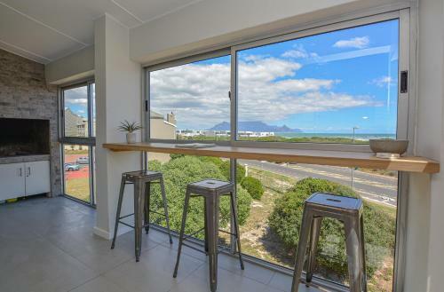Beautiful Big Bay Apartment In Beach Club