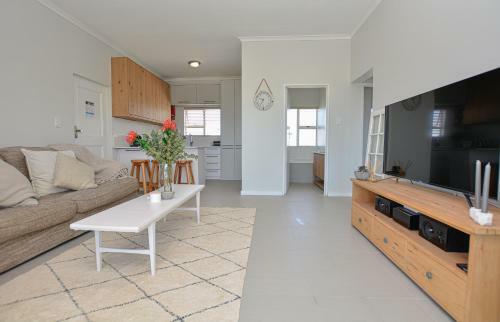 Beautiful Big Bay Apartment In Beach Club