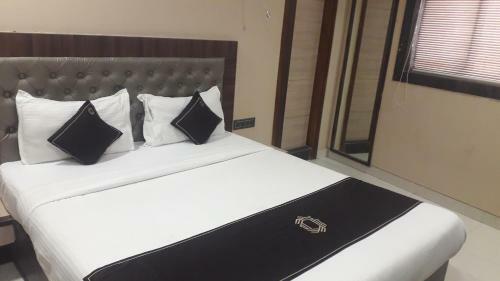 Hotel Shine Hospitality Crown