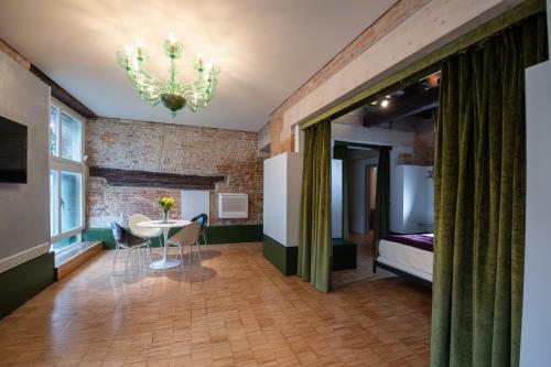 Hostal Locanda Leon Bianco On The Grand Canal
