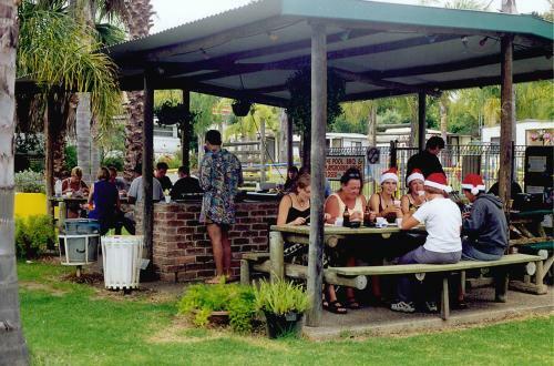Shady Willows Holiday Park & Batemans Bay Yha