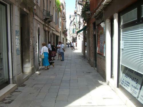 Hostal Veneziacentopercento Rooms