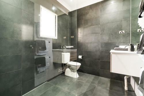 4 Bedroom Gardens Escape - Champagne Stays Darwin