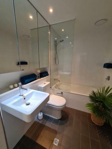 Darwin Waterfront Quayside Sunset Apartment - Champagne Stays Darwin