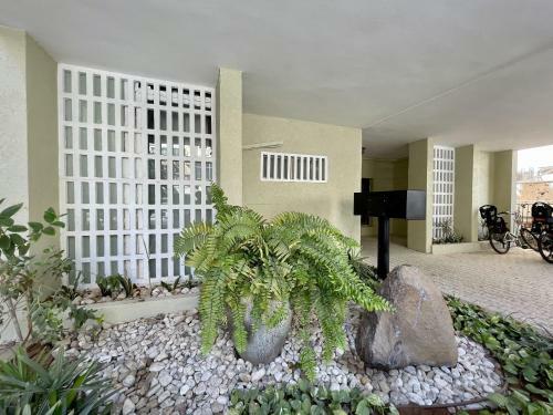 Gordon/lala Land Beach Balcony Apartment