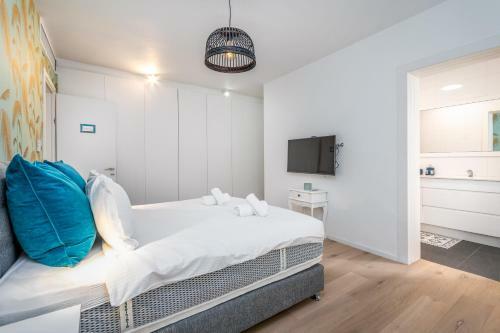 Amazing Apartment With Private Pool And Parking