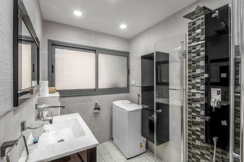 Very Nice 1 Bdr Apartment 2 Min From The Beach !