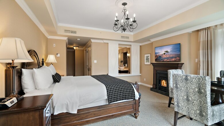 Oak Bay Beach Hotel - Sea View