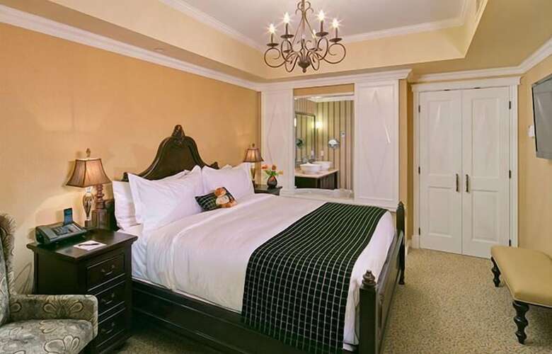 Oak Bay Beach Hotel - Sea View