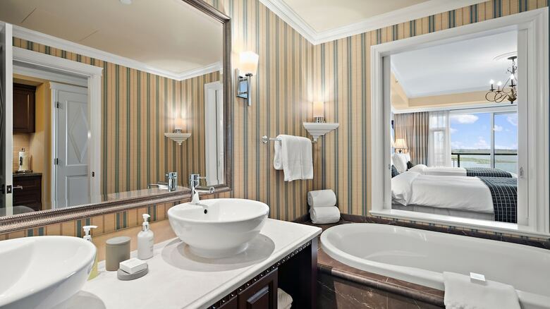 Oak Bay Beach Hotel - Sea View