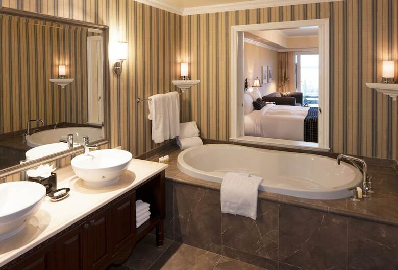 Oak Bay Beach Hotel - Sea View