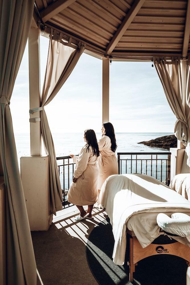 Oak Bay Beach Hotel - Sea View