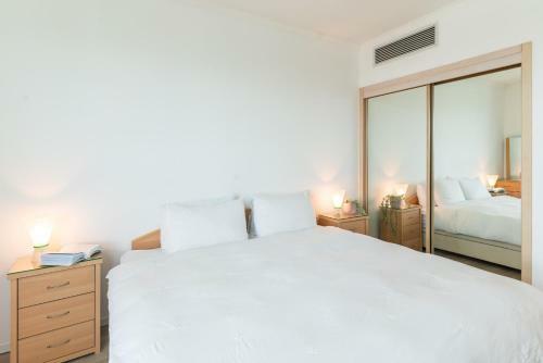 Apartamento Beachfront Property With Balcony And Pool Access