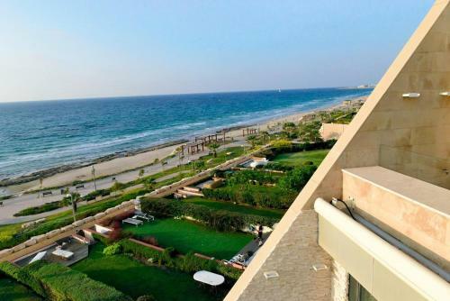 Sea&sun Stunning Beach Front Apartment