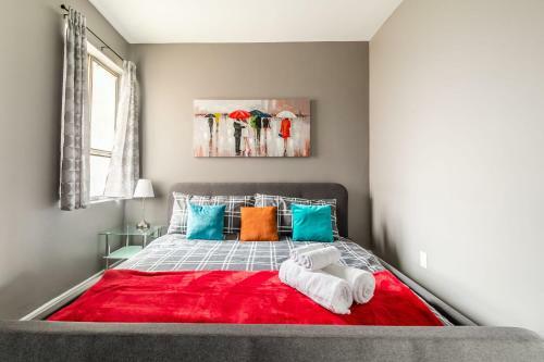 Bright & Cozy 1 King Br Apartment - Prime Location!