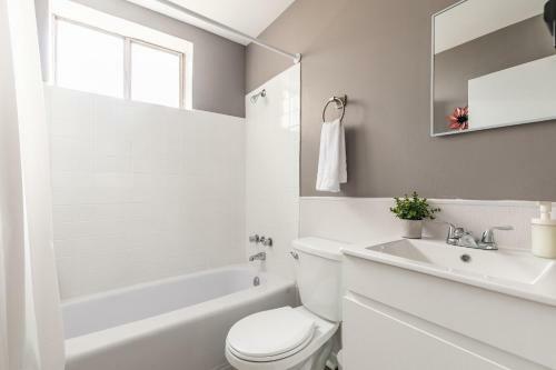 Bright & Cozy 1 King Br Apartment - Prime Location!