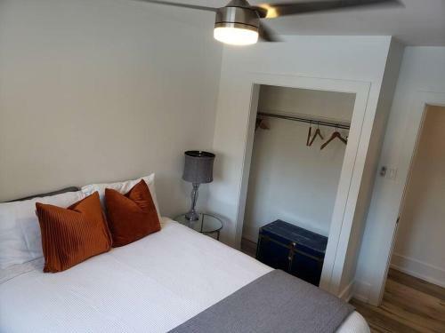 Apartamento The Orange Suite 2br Vintage Vibe, Chefs Kitchen
