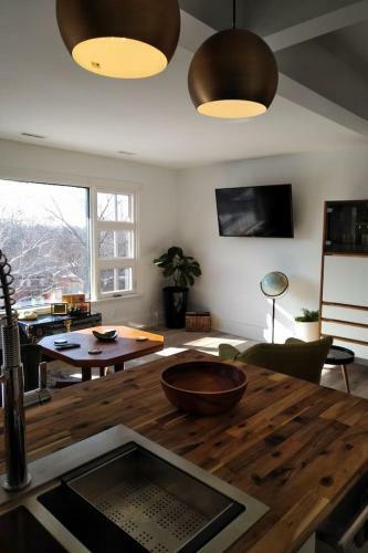 The Green Space - 2br Mcm Inspired Apartment
