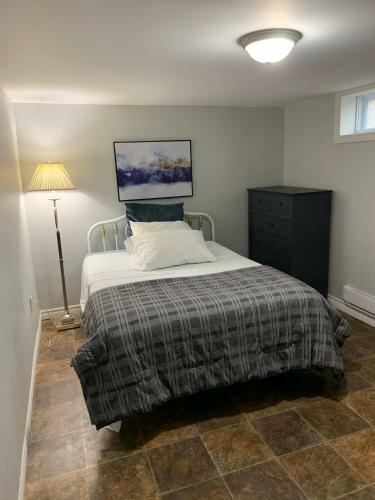 Basement Apartment/ Washer Dryer/ Um Backyard