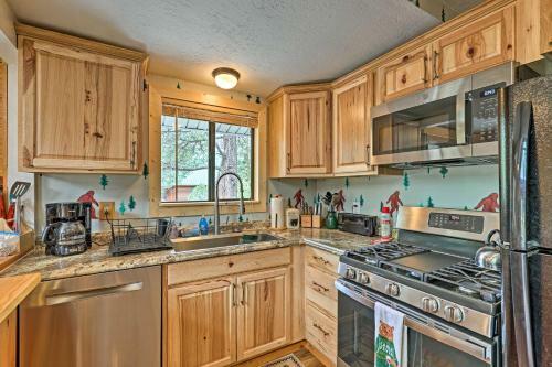 Overgaard Cabin With Hot Tub, Fire Pit And Deck!