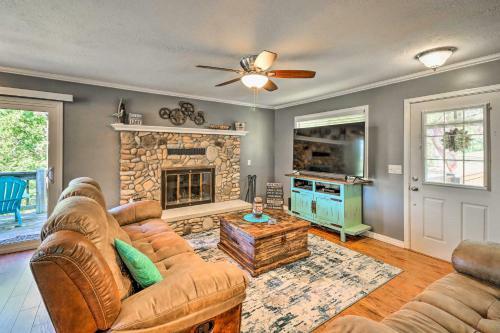Family-friendly Lakeview Home With Private Yard