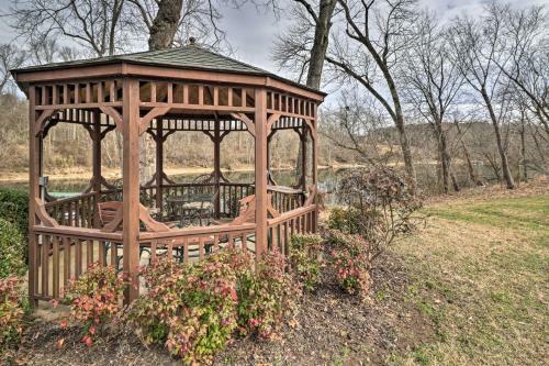 Luxurious Home With Direct River Access And Views