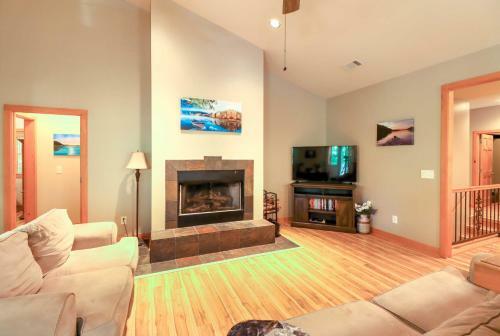 Lakefront Family Escape With Fire Pit And 2 Decks!