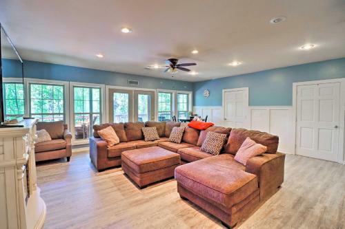 Lakefront Family Escape With Fire Pit And 2 Decks!