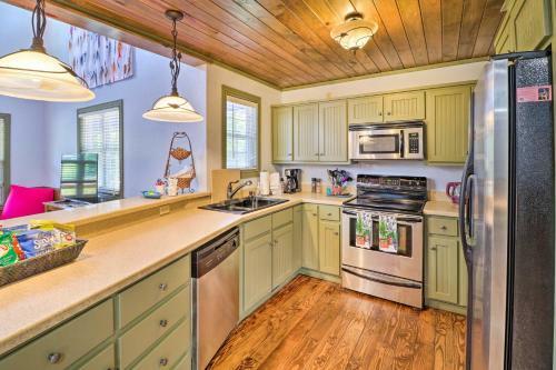 Vibrant Hydrangea House With Access To River!