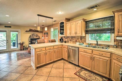 Waterfront Home With Dock 6 Mi To Hot Springs!