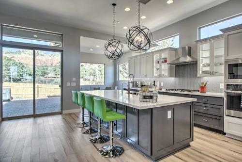 Modern Home With Private Hot Tub In Central Location