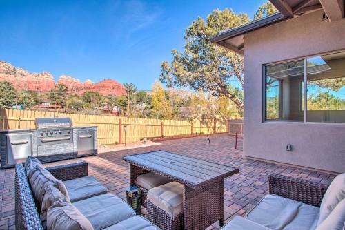Modern Home With Private Hot Tub In Central Location